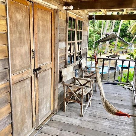 Beachfront Hut Downstairs Astra - Beach Shack Chalet Kampong Juara Екстериор снимка