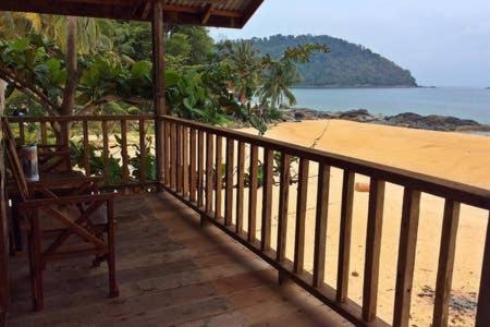 Beachfront Hut Downstairs Astra - Beach Shack Chalet Kampong Juara Екстериор снимка