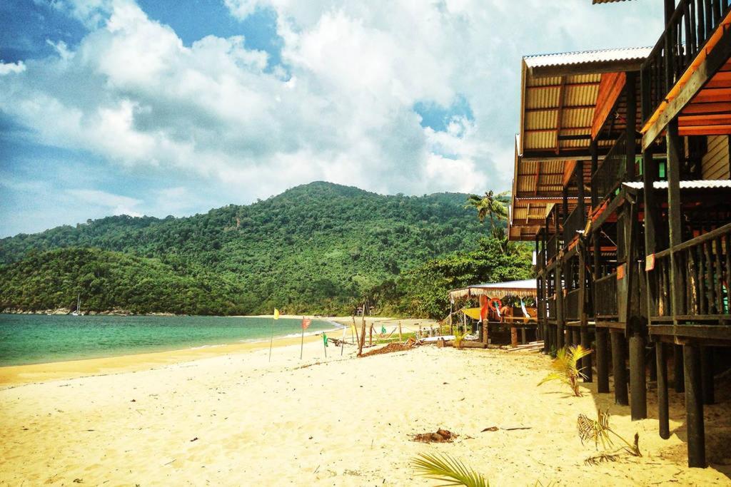 Beachfront Hut Downstairs Astra - Beach Shack Chalet Kampong Juara Екстериор снимка