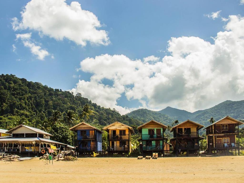 Beachfront Hut Downstairs Astra - Beach Shack Chalet Kampong Juara Екстериор снимка