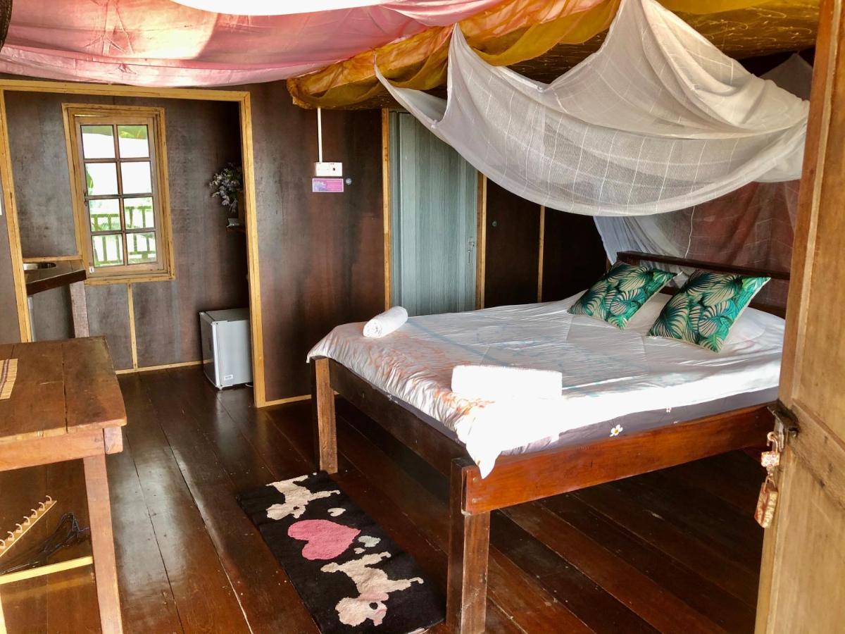 Beachfront Hut Downstairs Astra - Beach Shack Chalet Kampong Juara Екстериор снимка